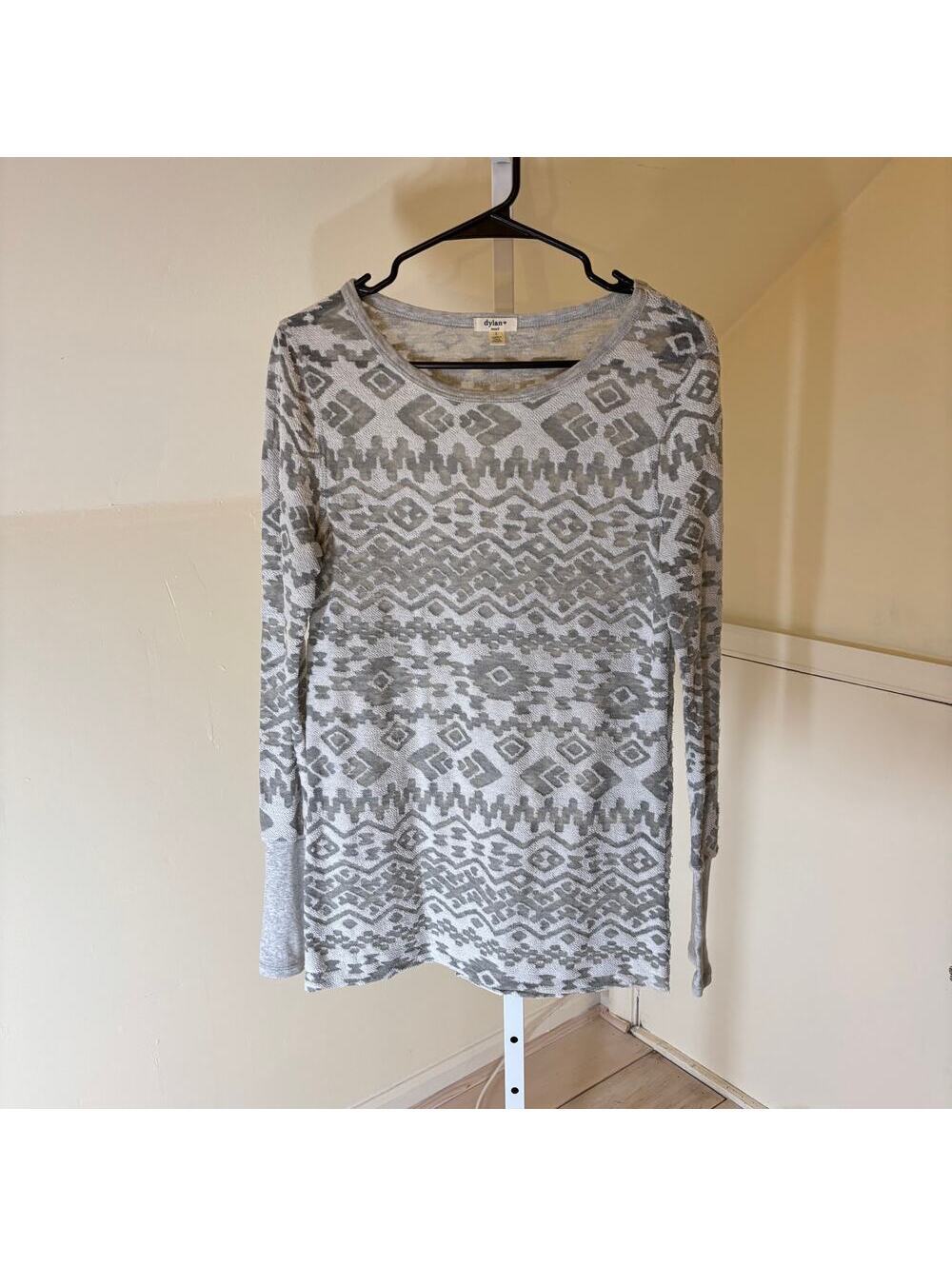 Dylan EUC Women's Light Gray Aztec Print Knit Top Size S